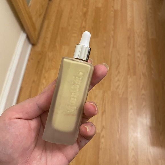 Kjaer weis invisible touch liquid foundation - Picture 4 of 5
